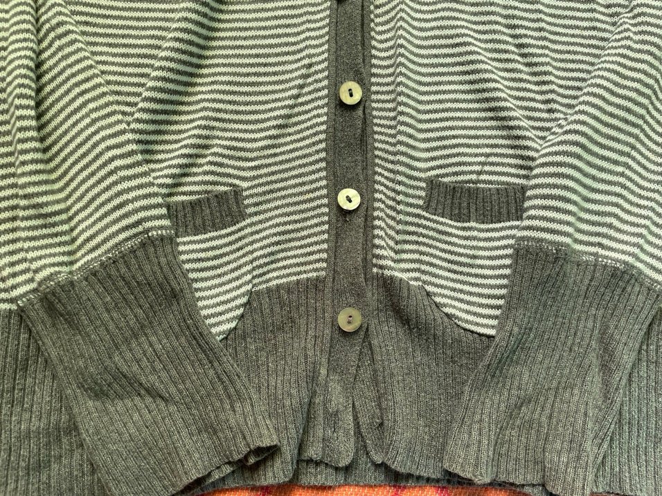 Gri Çizgili İnce Triko Hırka - Görsel 3