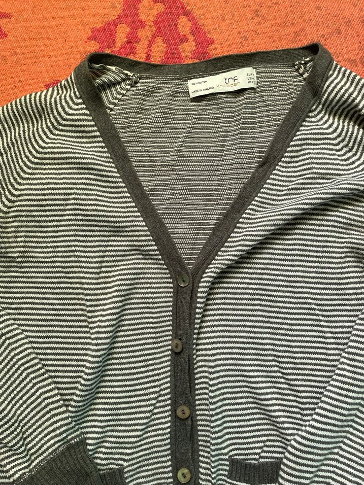 Gri Çizgili İnce Triko Hırka - Görsel 2