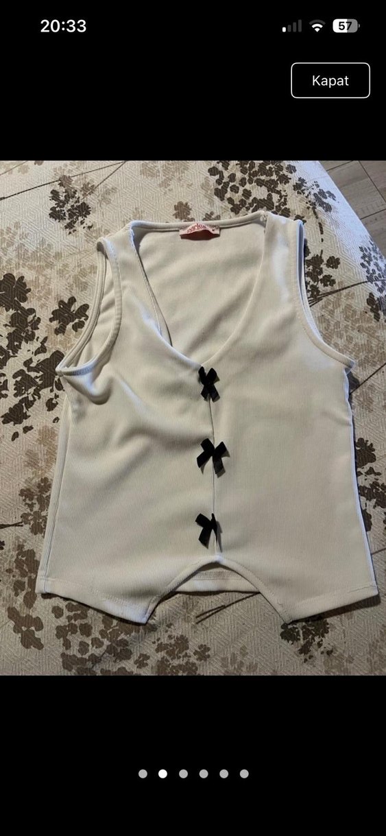 Fiyonklu beyaz crop yelek - Görsel 2