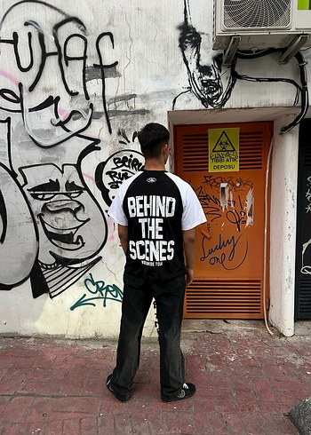 Siyah Beyaz Baskılı Gevşek Kesim Tişört - Görsel 2