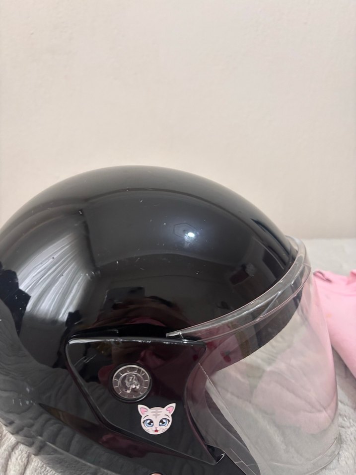 Parlak Siyah Minimalist Motosiklet Kaskı - Görsel 3