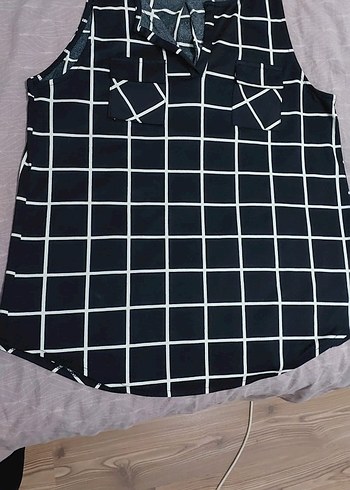 Gri Kareli Düğmeli V Yaka Kolsuz Bluz - Görsel 2