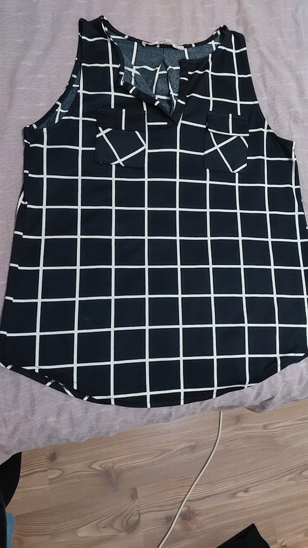 Gri Kareli Düğmeli V Yaka Kolsuz Bluz - Görsel 2