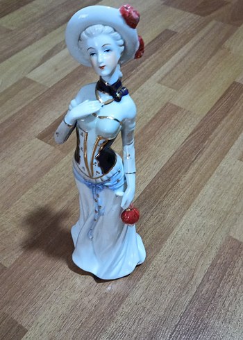 Beyaz ve Koyu Renkli Kadın Figürin - Görsel 2