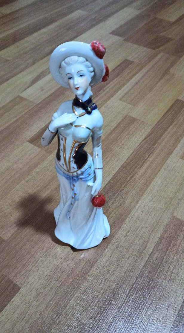 Beyaz ve Koyu Renkli Kadın Figürin - Görsel 2