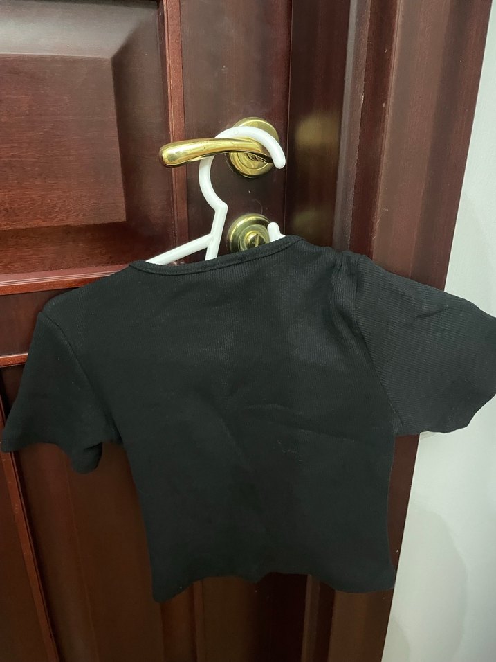 Düğmeli Siyah V Yaka Crop Top - Görsel 2