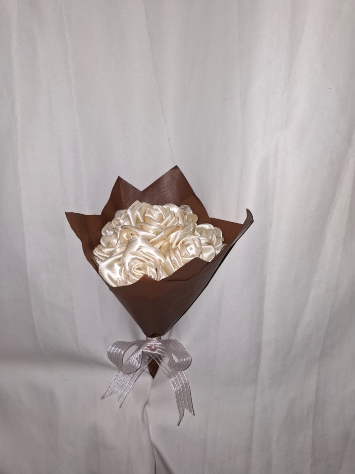 Krem Kurdele Çiçek Buketi - Görsel 3