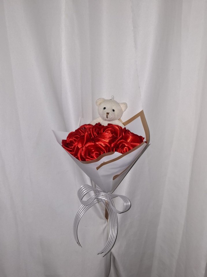 Kırmızı Kurdele Çiçek Buketi (Ayıcıklı) - Görsel 3