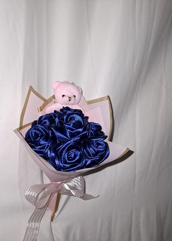 Gece Mavisi Kurdele Çiçek Buketi (Pembe Ayıcıklı) - Görsel 3