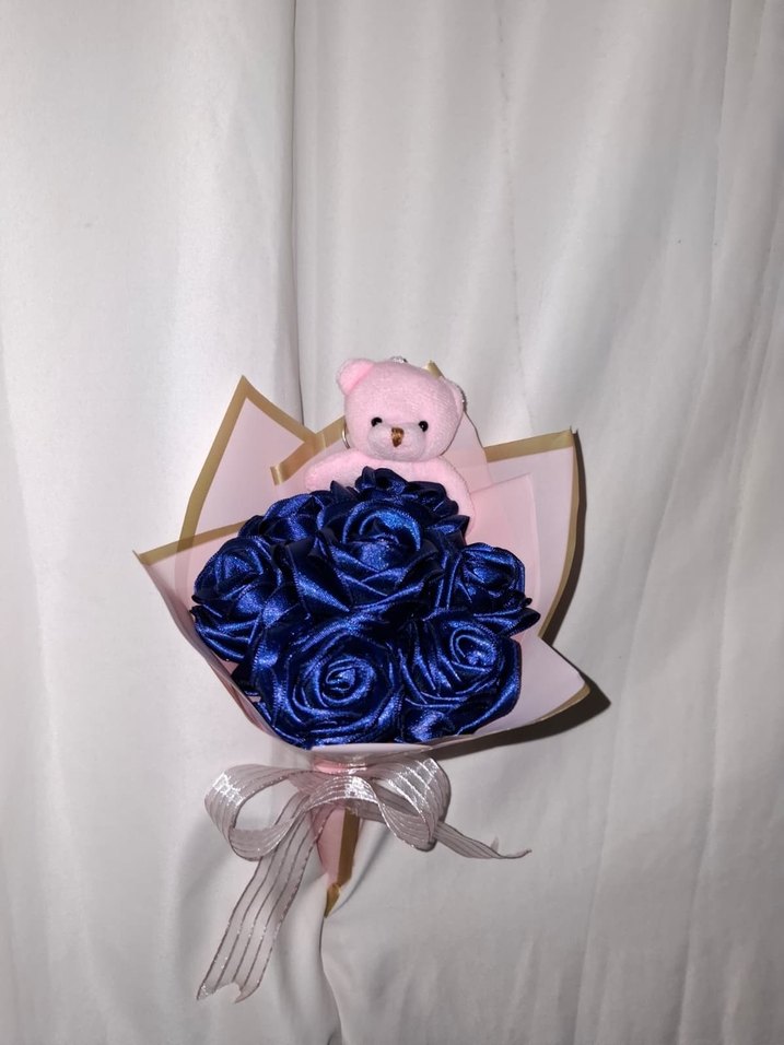 Gece Mavisi Kurdele Çiçek Buketi (Pembe Ayıcıklı) - Görsel 2