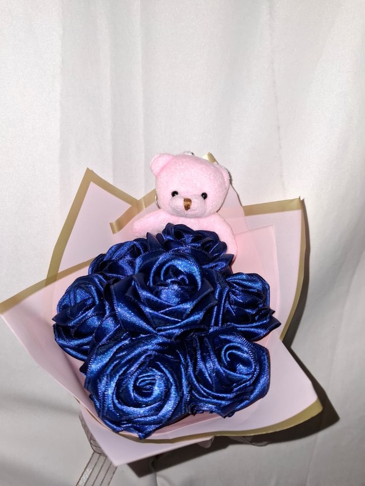 Gece Mavisi Kurdele Çiçek Buketi (Pembe Ayıcıklı) - Görsel 4