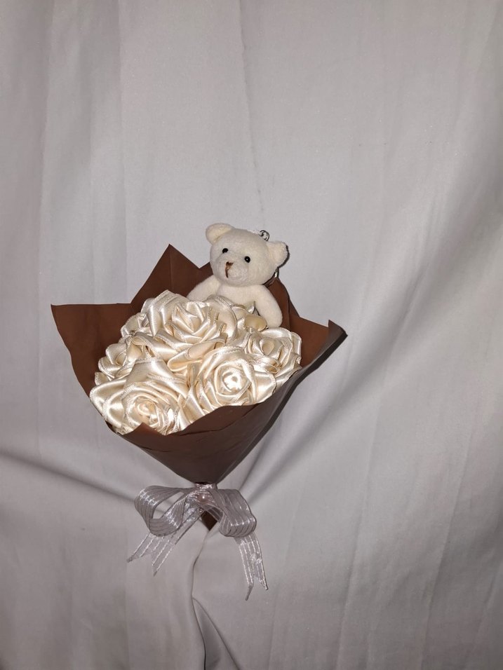 Krem Kurdele Çiçek Buketi (Ayıcıklı) - Görsel 3