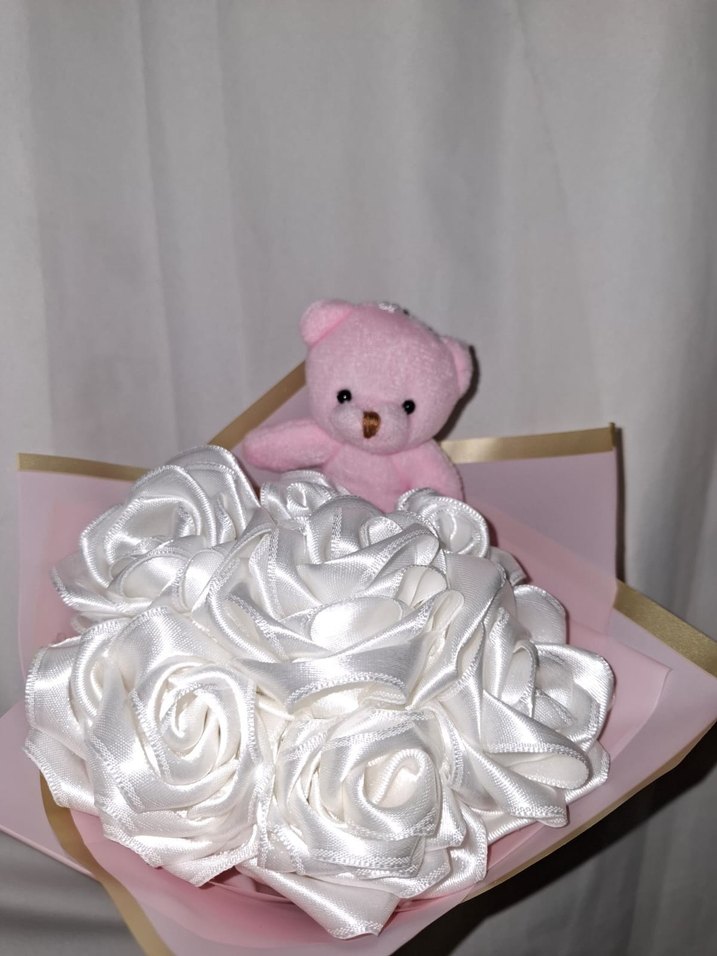 Beyaz Kurdele Çiçek Buketi (Pembe Ayıcıklı) - Görsel 5