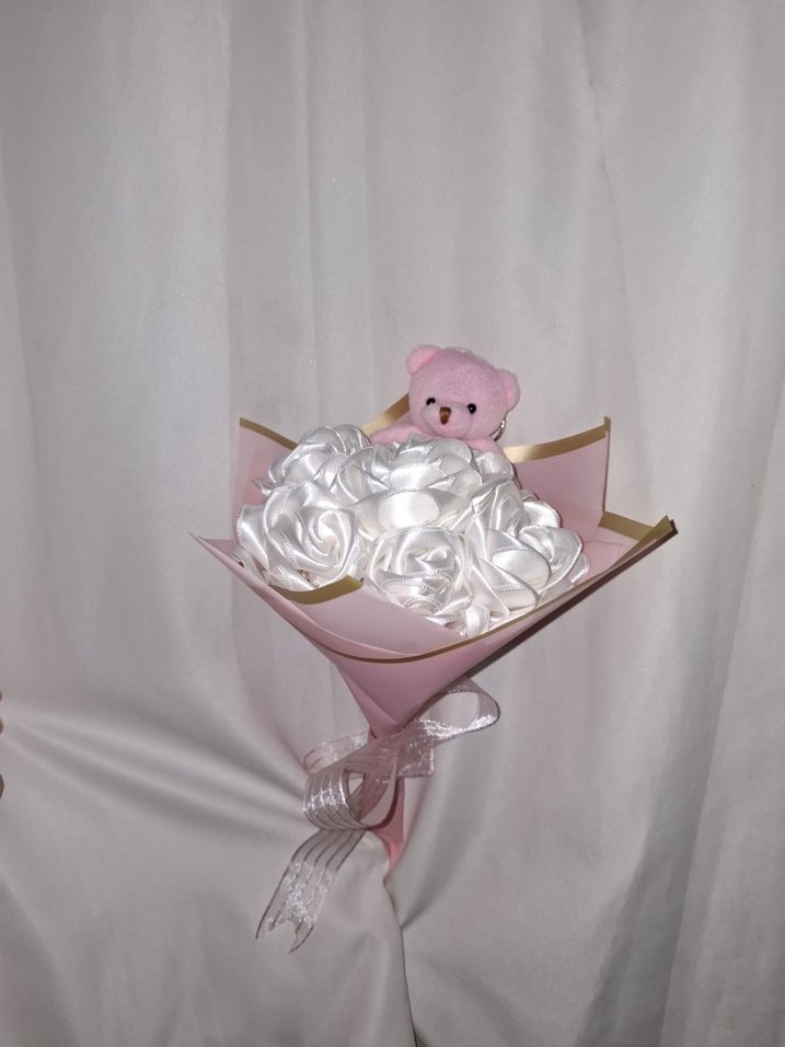 Beyaz Kurdele Çiçek Buketi (Pembe Ayıcıklı) - Görsel 2