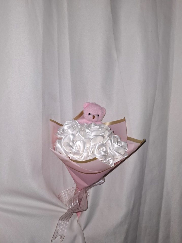 Beyaz Kurdele Çiçek Buketi (Pembe Ayıcıklı) - Görsel 3