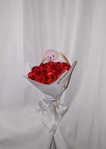 Kırmızı Kurdele Çiçek Buketi (Pembe Ayıcıklı) - Görsel 3