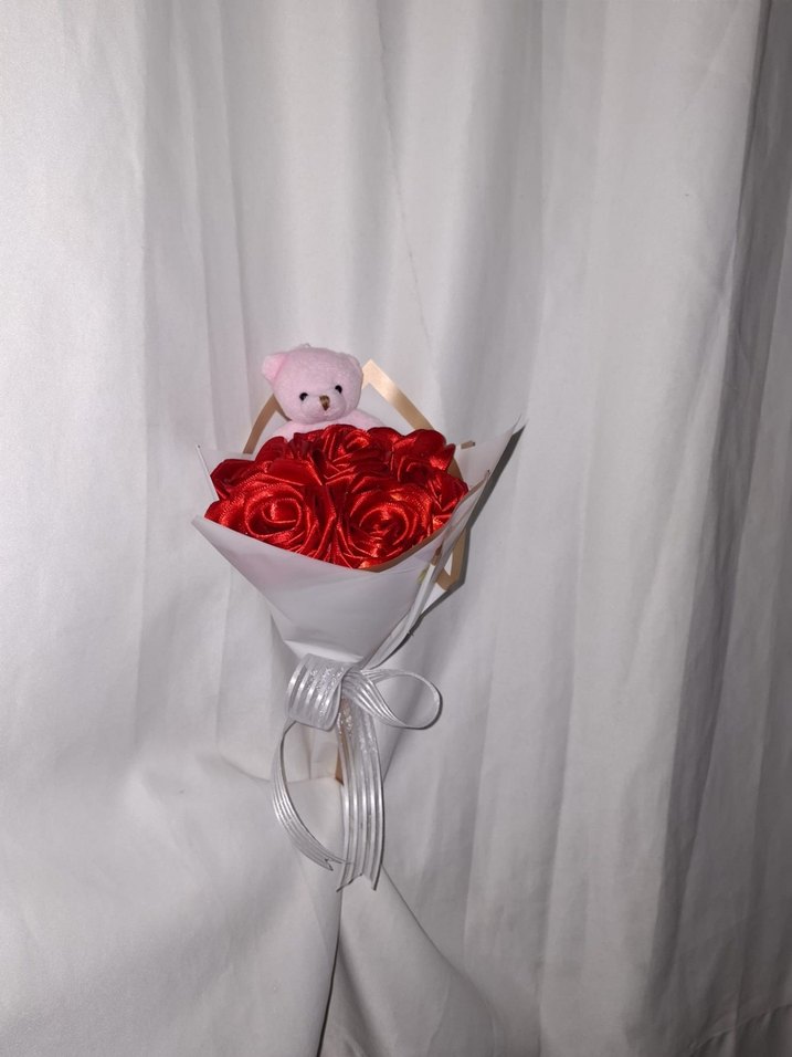 Kırmızı Kurdele Çiçek Buketi (Pembe Ayıcıklı) - Görsel 2