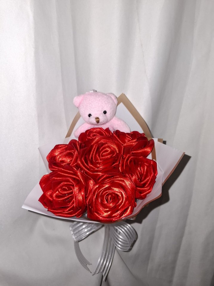 Kırmızı Kurdele Çiçek Buketi (Pembe Ayıcıklı) - Görsel 4