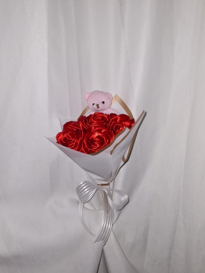 Kırmızı Kurdele Çiçek Buketi (Pembe Ayıcıklı) - Görsel 3