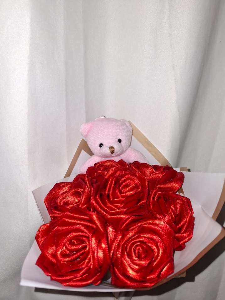 Kırmızı Kurdele Çiçek Buketi (Pembe Ayıcıklı) - Görsel 5