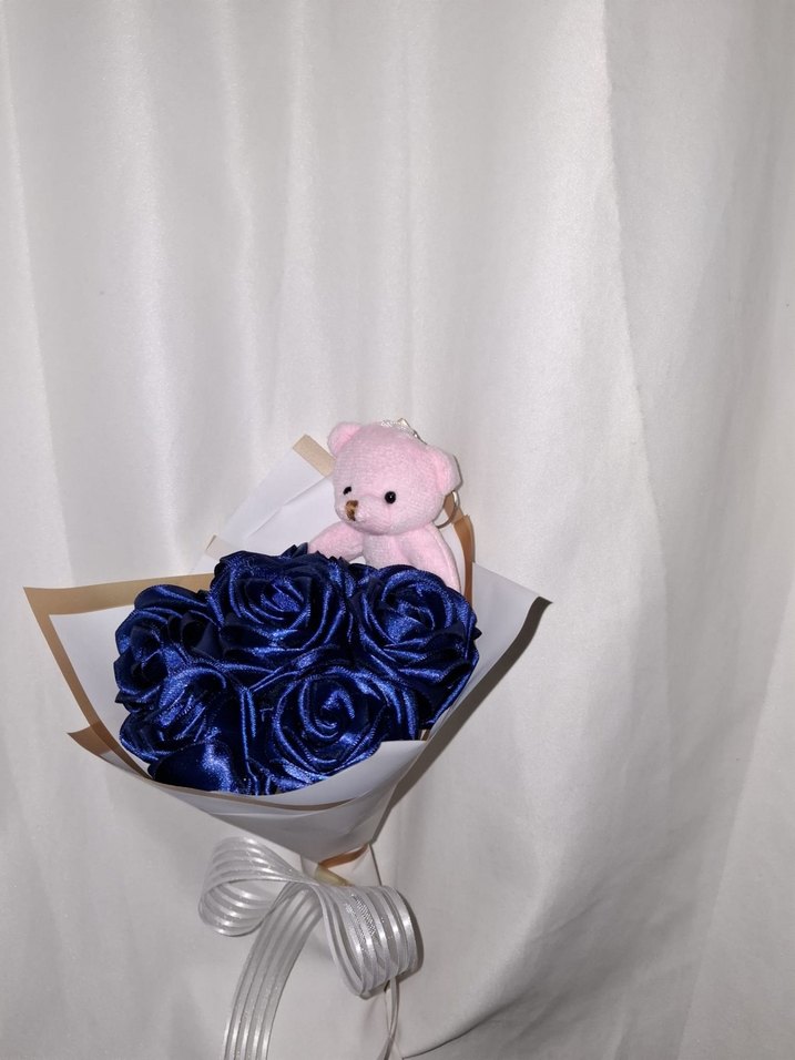 Gece Mavisi Kurdele Çiçek Buketi (Pembe Ayıcıklı) - Görsel 4