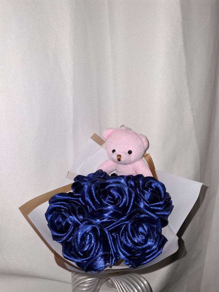 Gece Mavisi Kurdele Çiçek Buketi (Pembe Ayıcıklı) - Görsel 3