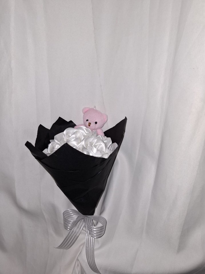 Beyaz Kurdele Çiçek Buketi (Pembe Ayıcıklı) - Görsel 4