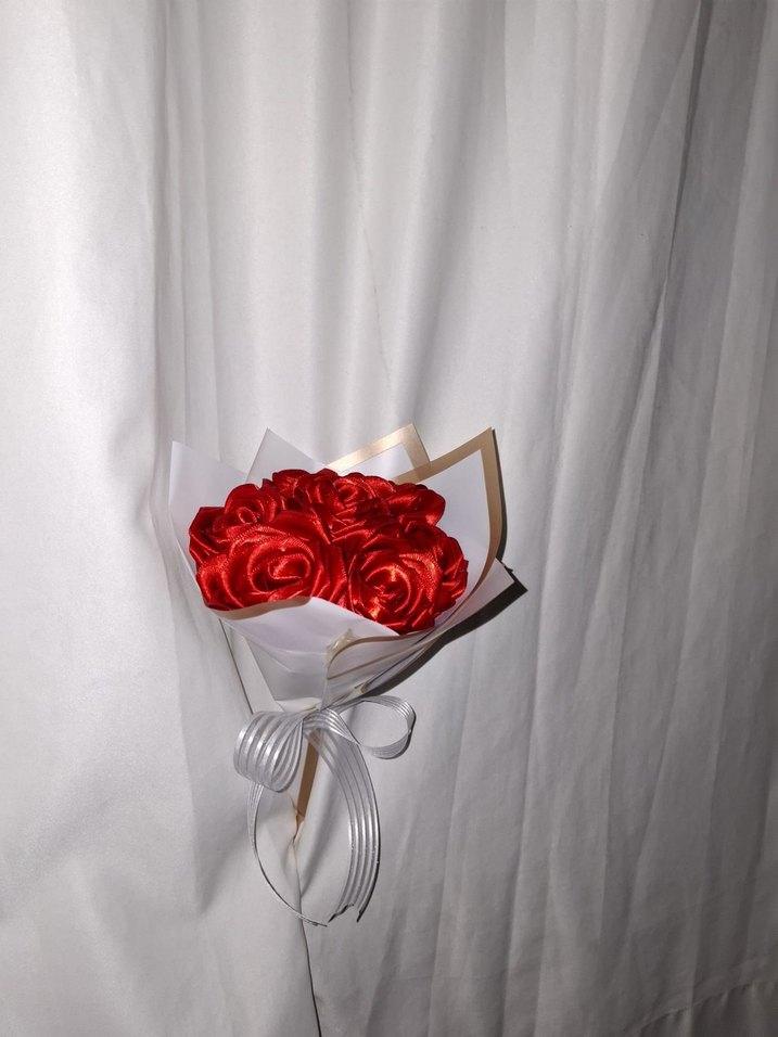 Kırmızı Kurdele Çiçek Buketi - Görsel 3