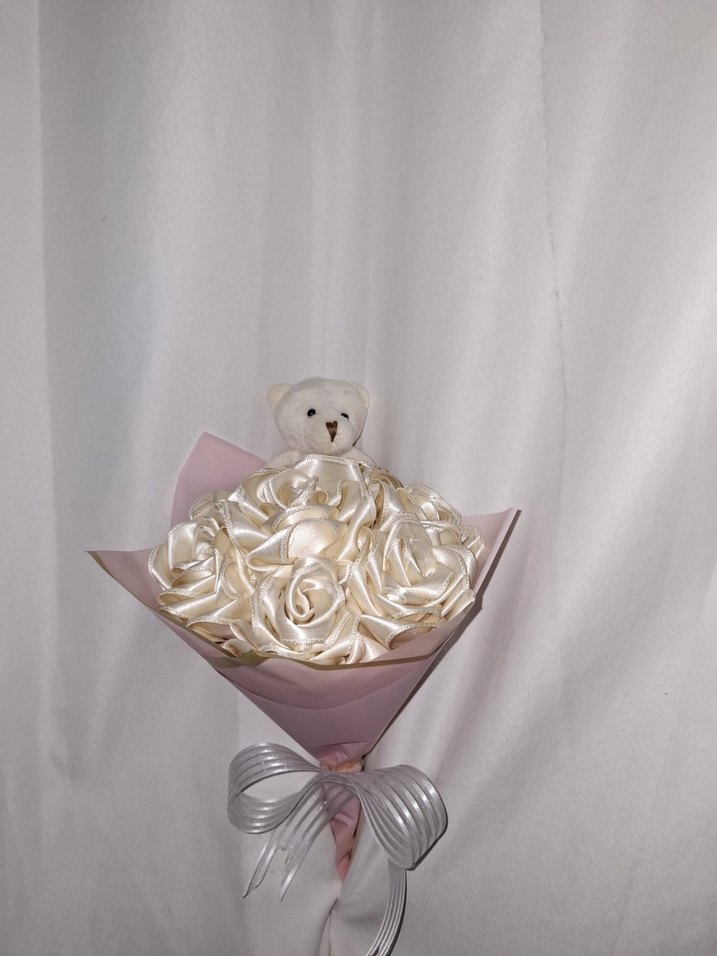 Krem Kurdele Çiçek Buketi (Ayıcıklı) - Görsel 2