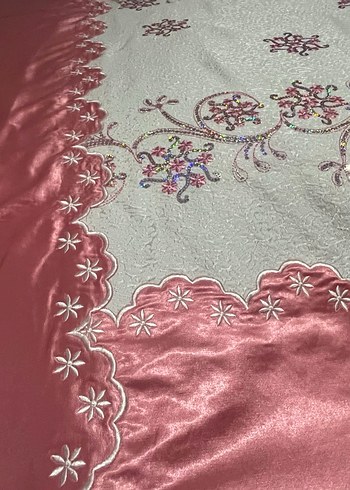 Nakışlı Beyaz Yatak Örtüsü - Görsel 2