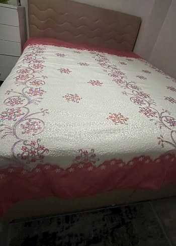 Nakışlı Beyaz Yatak Örtüsü - Görsel 3