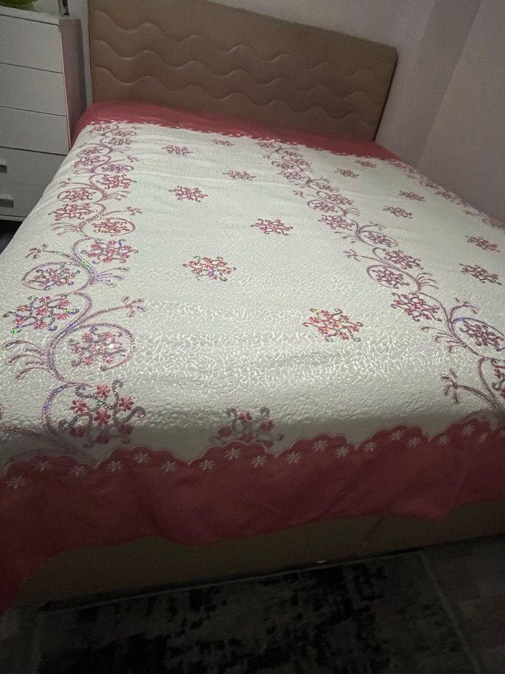 Nakışlı Beyaz Yatak Örtüsü - Görsel 3