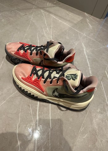 Nike Kyrie Low 4 - Orijinal Basketbol Ayakkabısı-Temiz/Sorunsuz - Görsel 3