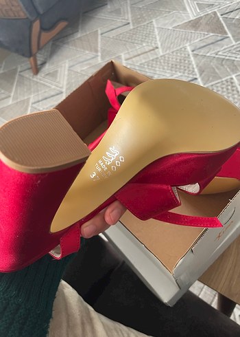 Parlak Kırmızı Tokalı Yüksek Topuklu Kadın Ayakkabı - Görsel 5