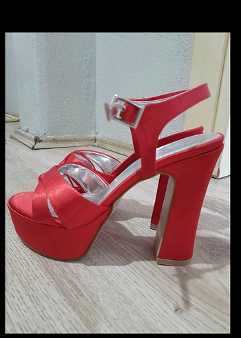 Parlak Kırmızı Tokalı Yüksek Topuklu Kadın Ayakkabı - Görsel 2