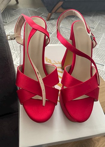 Parlak Kırmızı Tokalı Yüksek Topuklu Kadın Ayakkabı - Görsel 4
