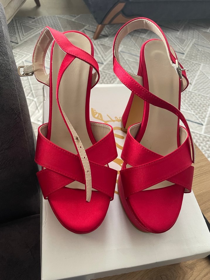 Parlak Kırmızı Tokalı Yüksek Topuklu Kadın Ayakkabı - Görsel 4