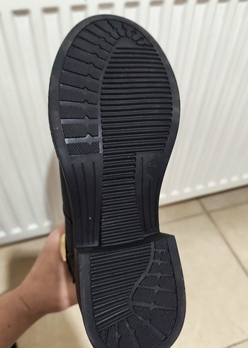 Altın Zincir Detaylı Siyah Deri Kadın Bot - Görsel 2