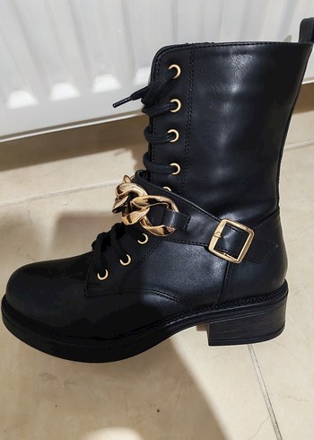 Altın Zincir Detaylı Siyah Deri Kadın Bot - Görsel 3