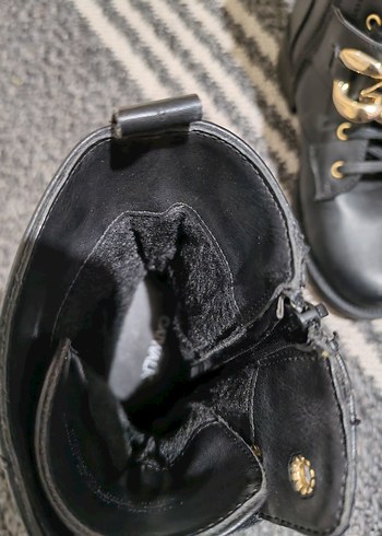 Altın Zincir Detaylı Siyah Deri Kadın Bot - Görsel 4