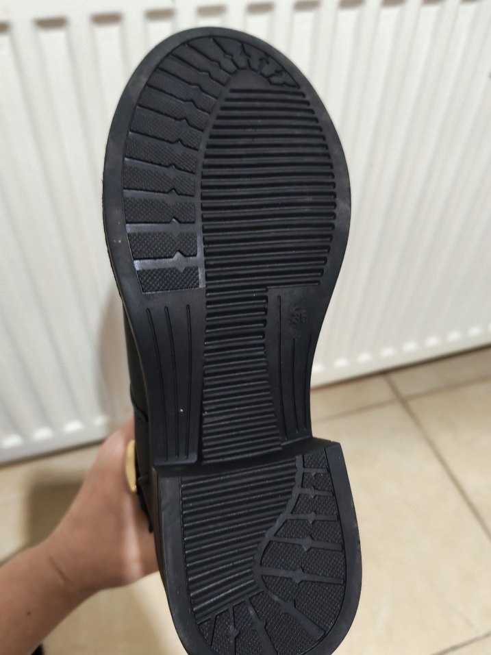 Altın Zincir Detaylı Siyah Deri Kadın Bot - Görsel 2