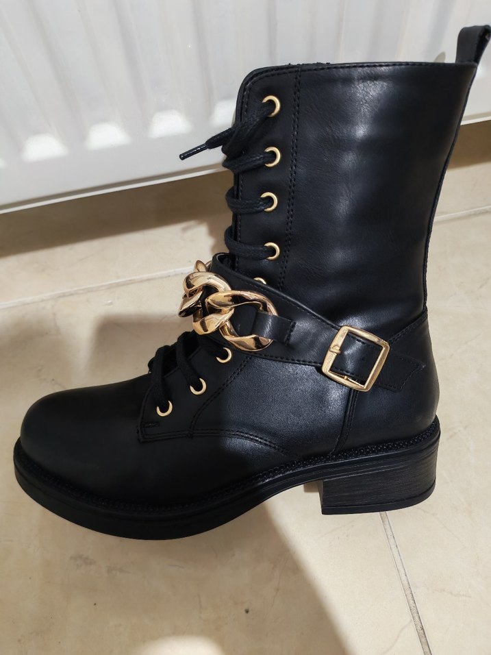 Altın Zincir Detaylı Siyah Deri Kadın Bot - Görsel 3