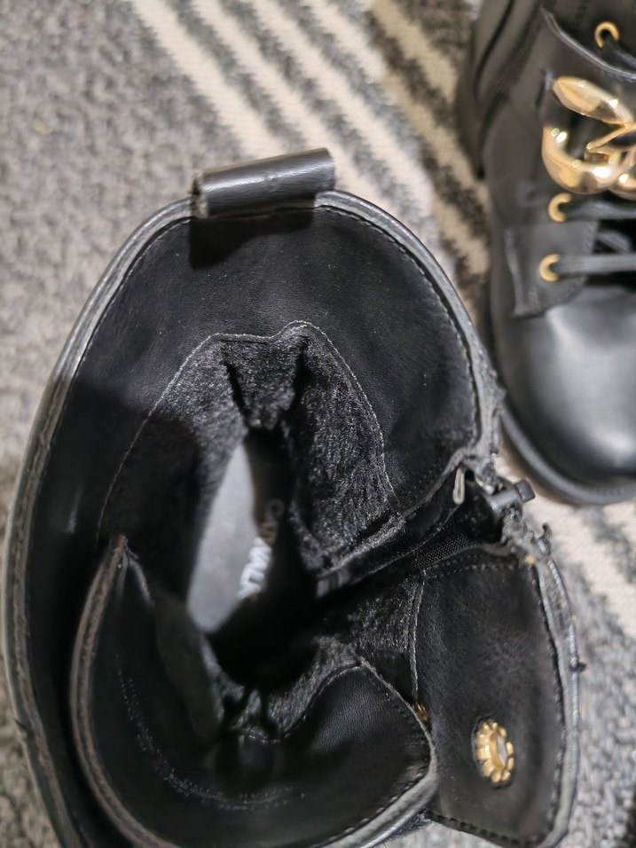 Altın Zincir Detaylı Siyah Deri Kadın Bot - Görsel 4