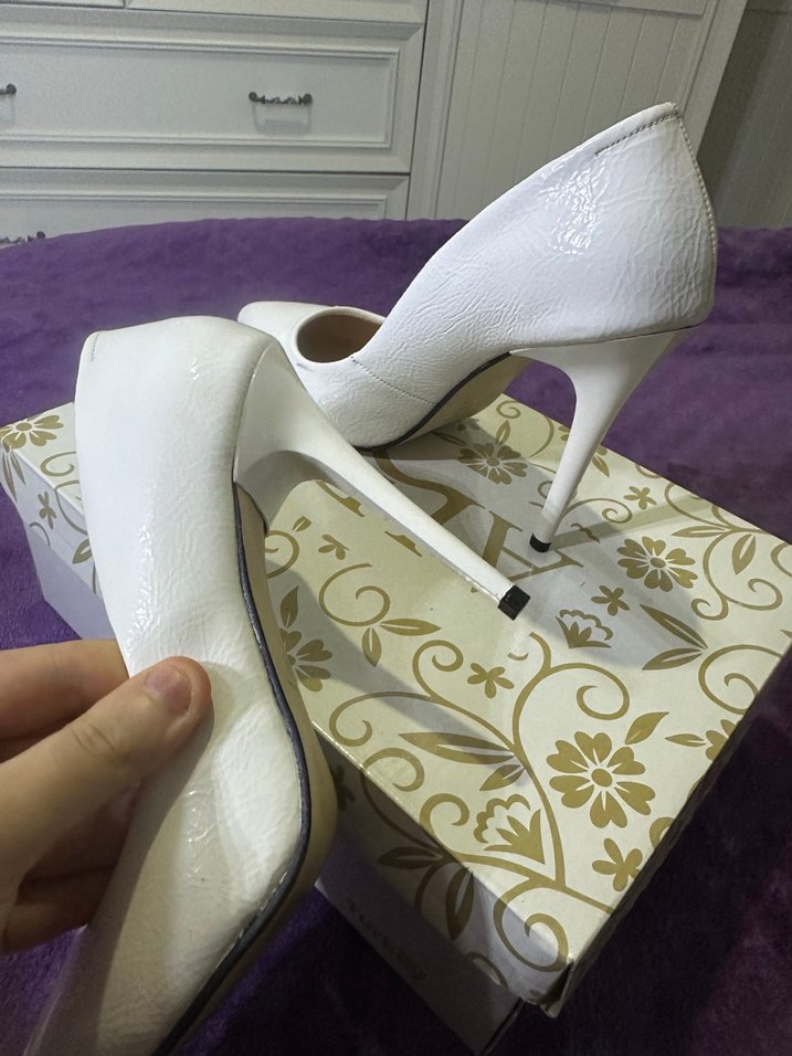 Beyaz Parlak Stiletto Topuklu Kadın Ayakkabı - Görsel 3