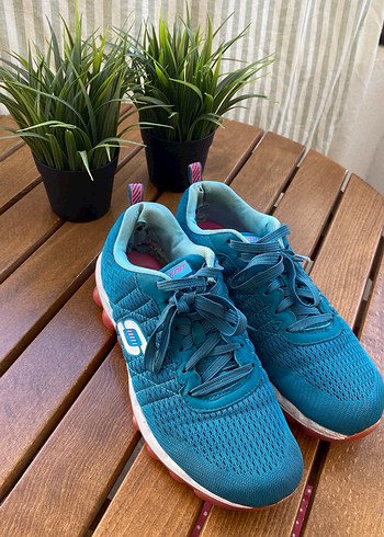 Skechers jel tabanlı koşu ayakkabısı