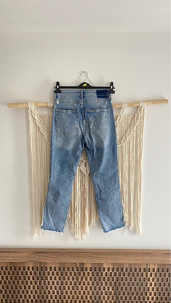 H&M H&M distressed mom fit jean