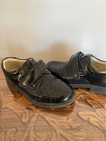 cırtlı parlak siyah renk toker marka erkek çocuk ayakkabısı - Görsel 5