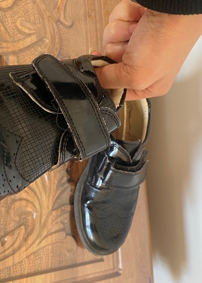 cırtlı parlak siyah renk toker marka erkek çocuk ayakkabısı - Görsel 2