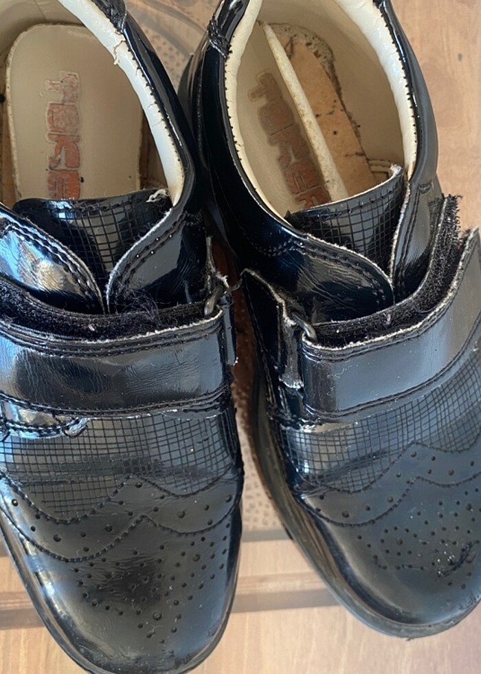 cırtlı parlak siyah renk toker marka erkek çocuk ayakkabısı - Görsel 4