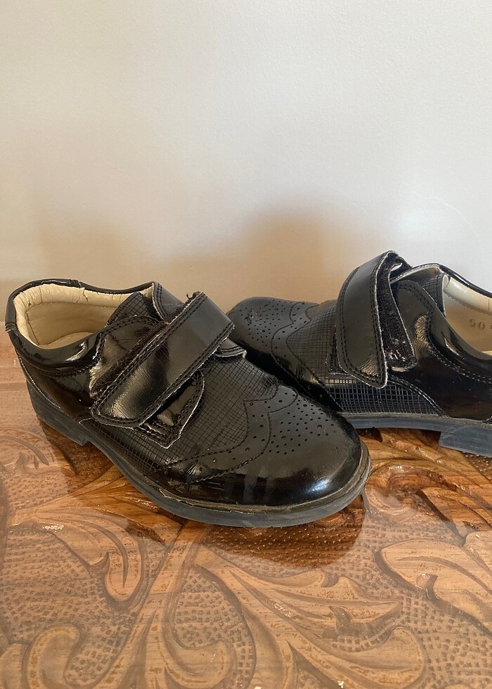 cırtlı parlak siyah renk toker marka erkek çocuk ayakkabısı - Görsel 5